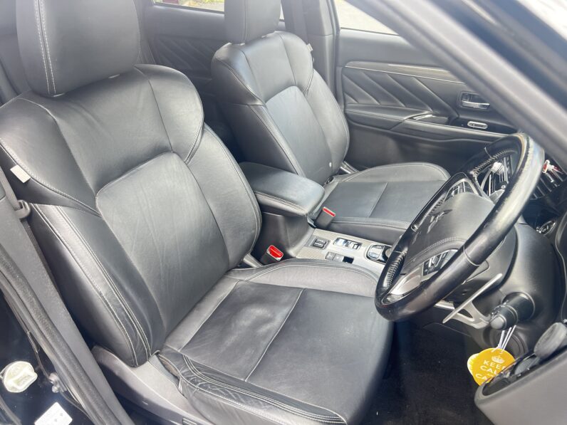 Mitsubishi Outlander 2.4h TwinMotor 13.8kWh Exceed Safety SUV 5dr Petrol Plug-in Hybrid CVT 4WD Euro 6 (224 ps)