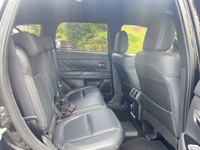 Mitsubishi Outlander 2.4h TwinMotor 13.8kWh Exceed Safety SUV 5dr Petrol Plug-in Hybrid CVT 4WD Euro 6 (224 ps)