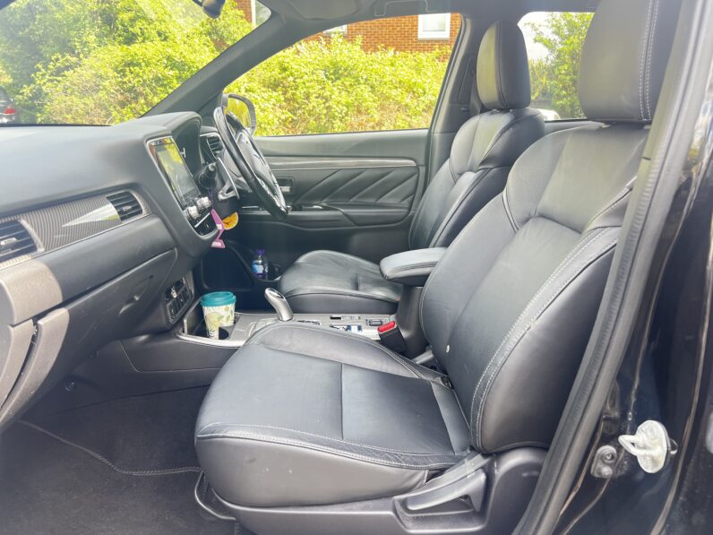 Mitsubishi Outlander 2.4h TwinMotor 13.8kWh Exceed Safety SUV 5dr Petrol Plug-in Hybrid CVT 4WD Euro 6 (224 ps)