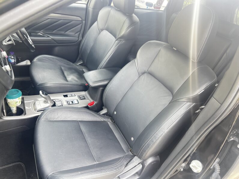 Mitsubishi Outlander 2.4h TwinMotor 13.8kWh Exceed Safety SUV 5dr Petrol Plug-in Hybrid CVT 4WD Euro 6 (224 ps)