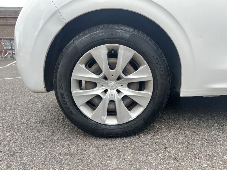 Peugeot 208 2013 White GU13YXJ ACCESS 3-Door Petrol 1.0 L Hatchback