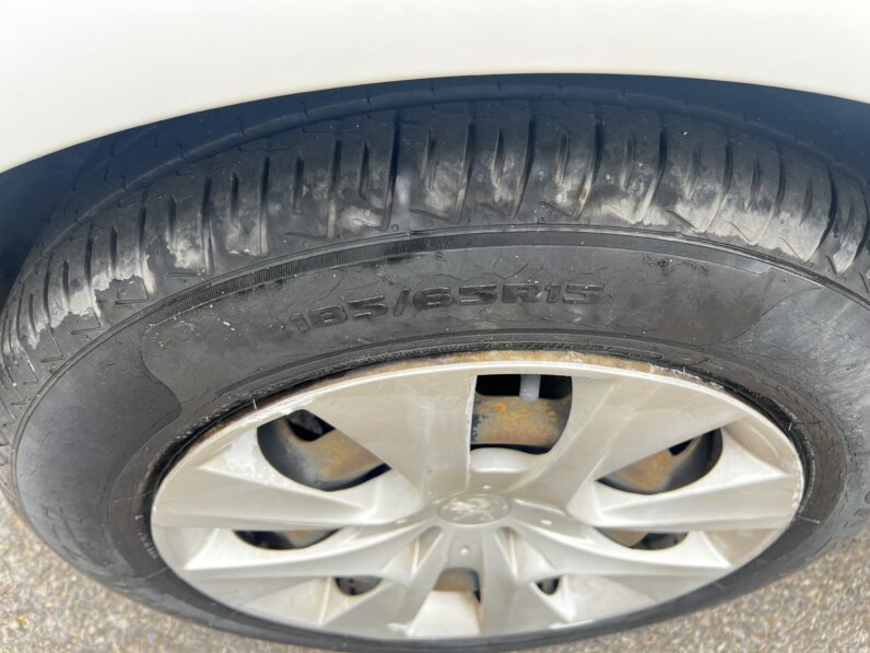 Peugeot 208 2013 White GU13YXJ ACCESS 3-Door Petrol 1.0 L Hatchback