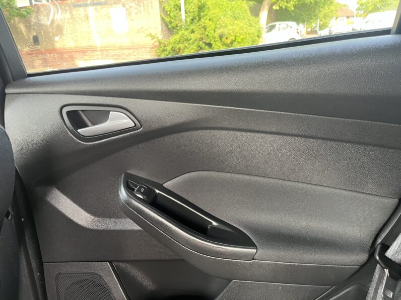 Ford Focus 1.0T EcoBoost Titanium Auto Euro 6 (s/s) 5dr