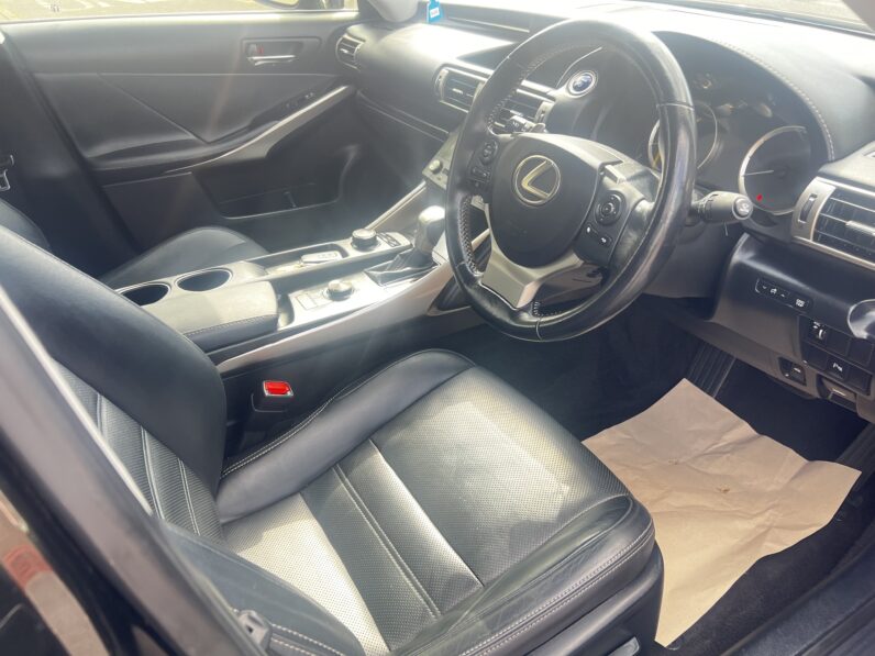 Lexus IS 2.5 300h Advance E-CVT Euro 6 (s/s) 4dr