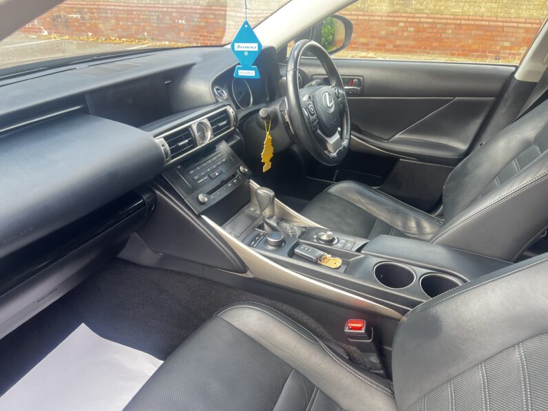 Lexus IS 2.5 300h Advance E-CVT Euro 6 (s/s) 4dr