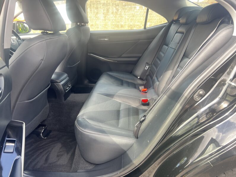 Lexus IS 2.5 300h Advance E-CVT Euro 6 (s/s) 4dr